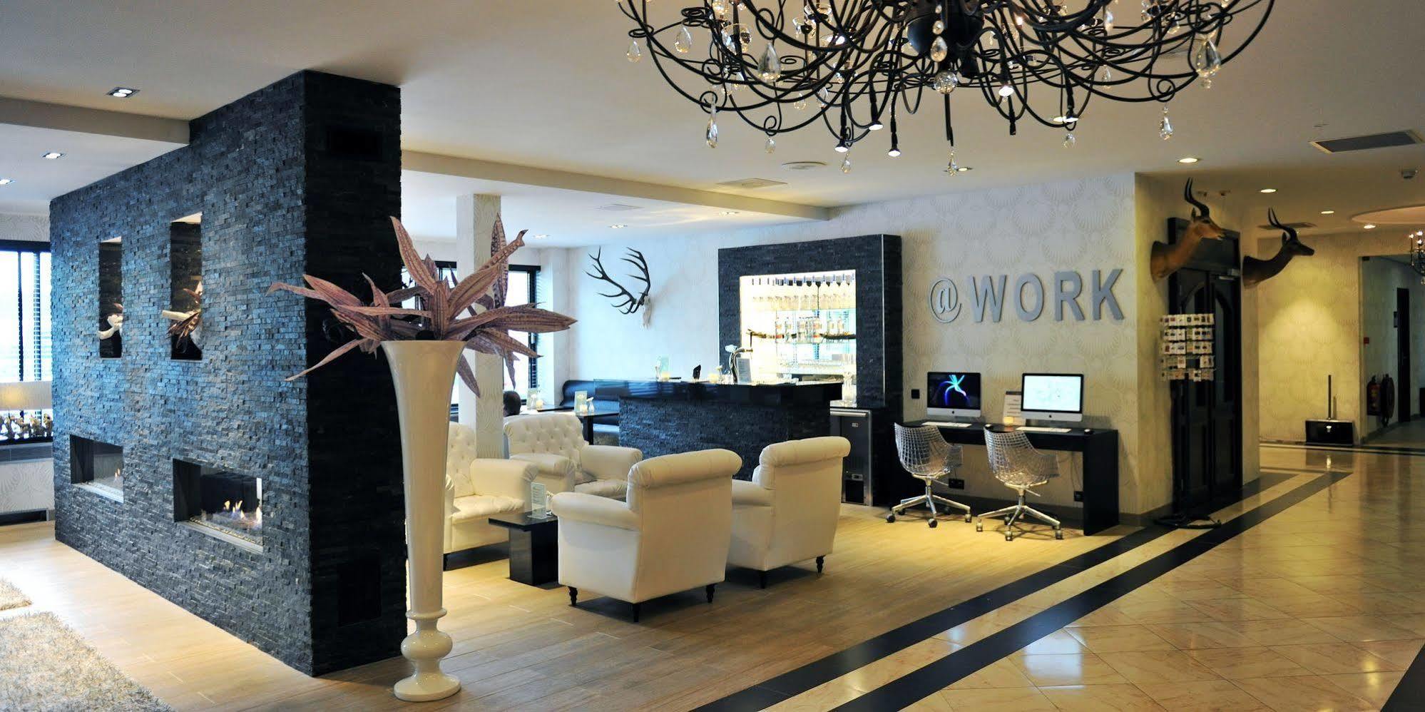 Van Der Valk Hotel Den Haag - Voorschoten Bagian luar foto
