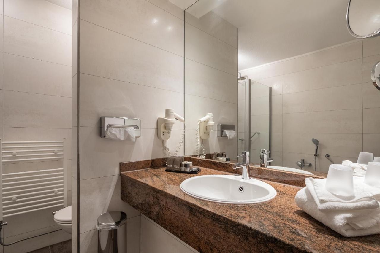 Van Der Valk Hotel Den Haag - Voorschoten Bagian luar foto